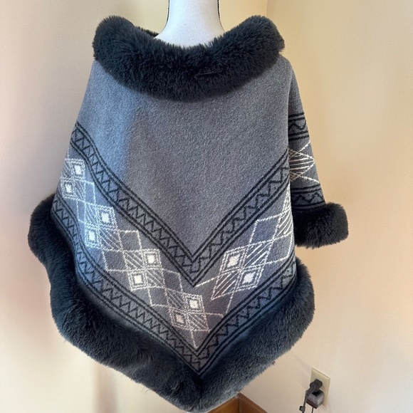 **AVIVA* Gray x Black Fur-Lined Pattern Design Fashion Shawl OS - Picture 4 of 6